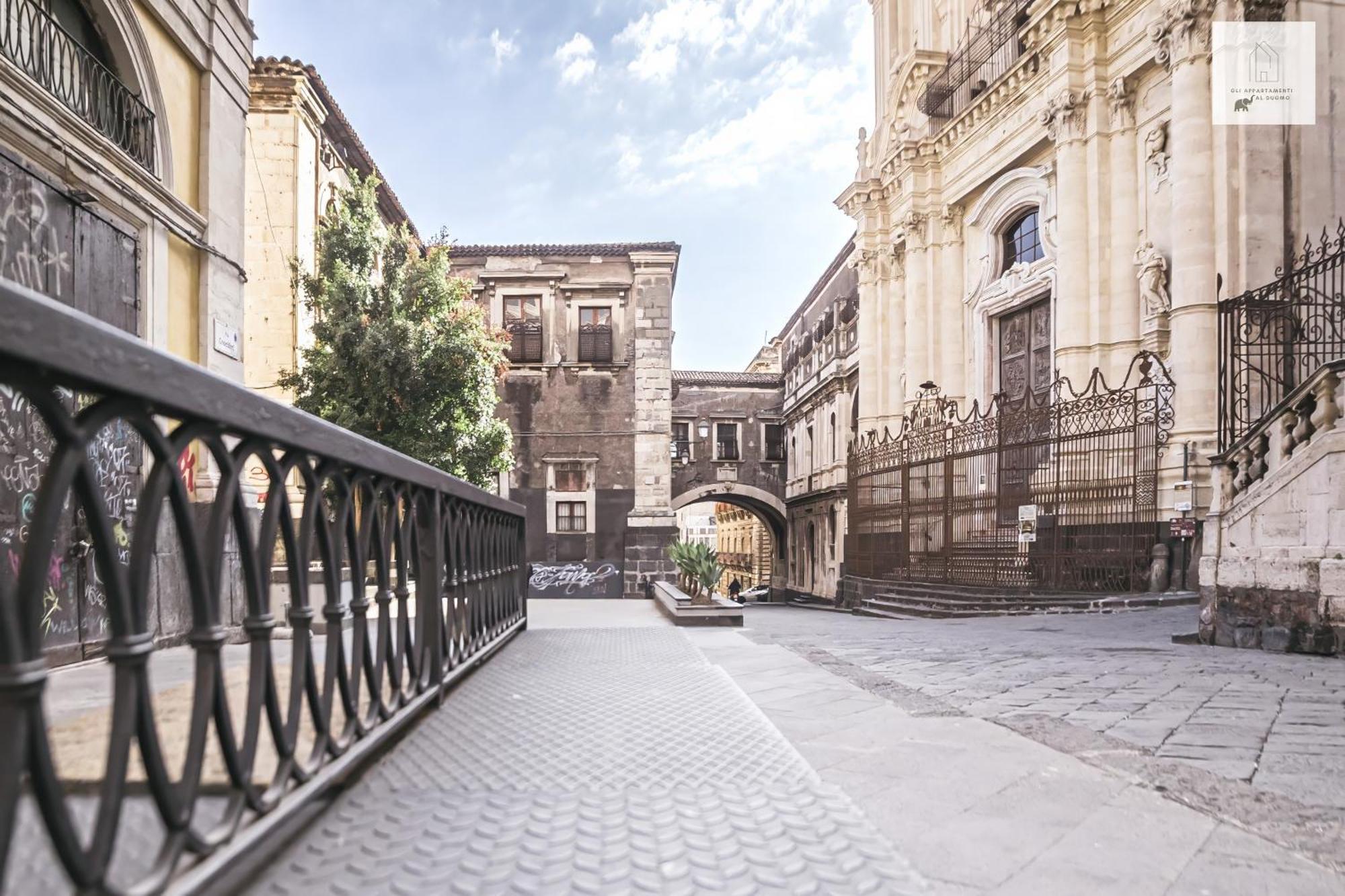 Gli Appartamenti Al Duomo Катания Экстерьер фото